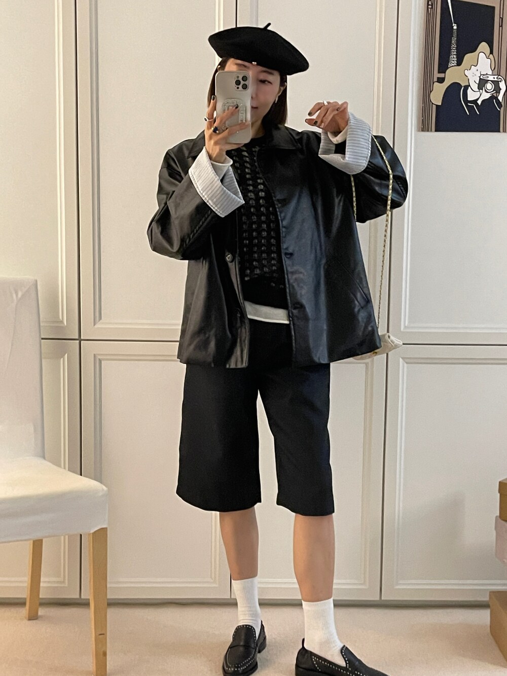 ブラック系のニット/セーターを着用したレディースの冬コーディネートの2枚目の写真