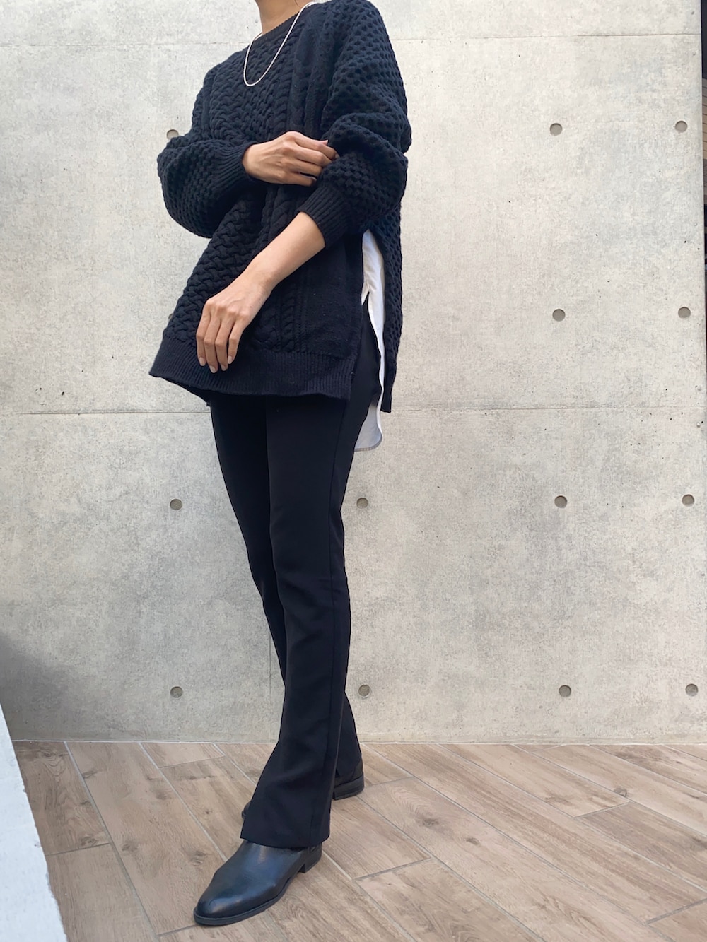 ブラック系のニット/セーター、グリーン系のモッズコートを着用したレディースの秋コーディネートの2枚目の写真