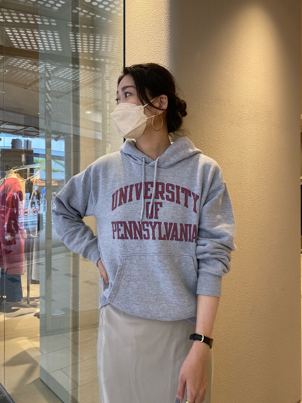 グレー系のスウェットを着用したレディースの秋コーディネートの3枚目の写真