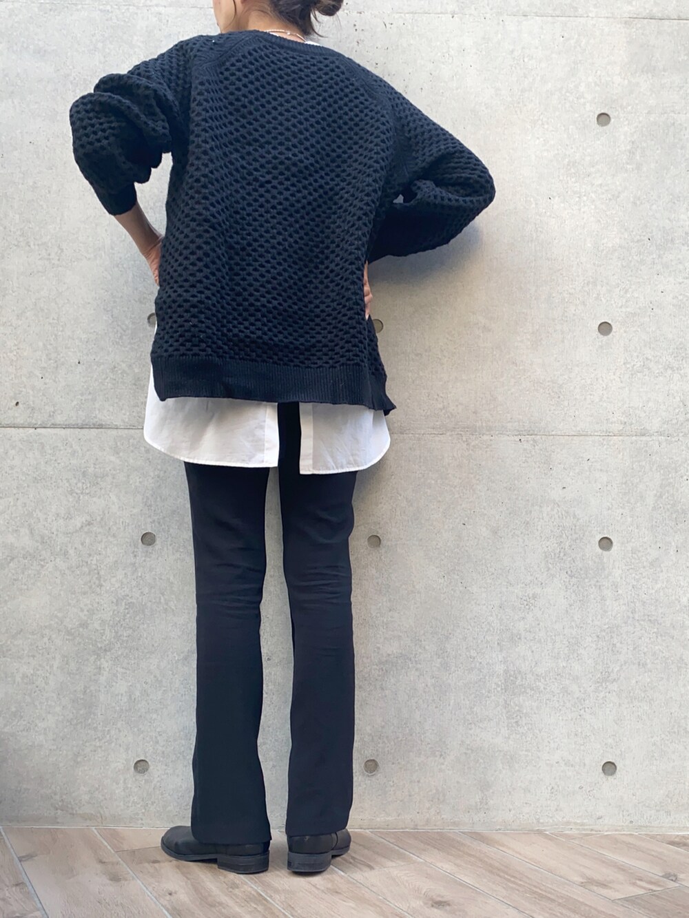 ブラック系のニット/セーター、グリーン系のモッズコートを着用したレディースの秋コーディネートの3枚目の写真