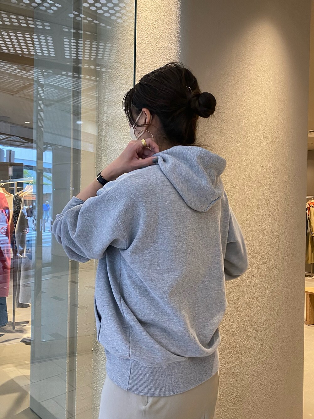 グレー系のスウェットを着用したレディースの秋コーディネートの2枚目の写真