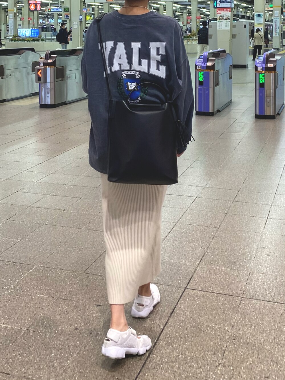 ホワイト系のスニーカー、ホワイト系のスカート、ブルー系のTシャツ/カットソーを着用したレディースの秋コーディネートの2枚目の写真