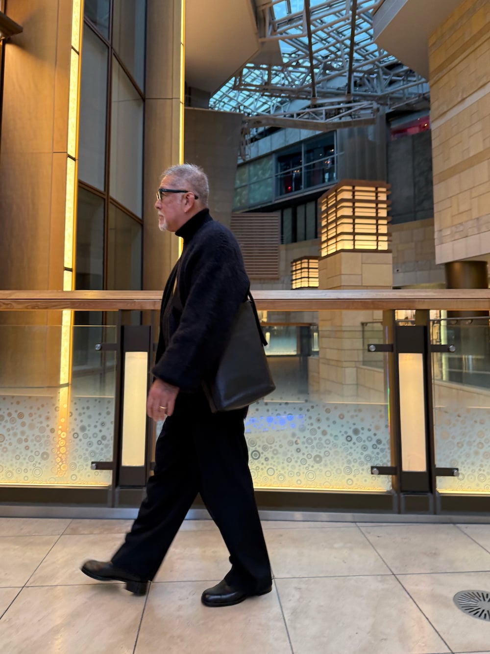 ブラック系のショルダーバッグ、ブラック系のカーディガン/ボレロ、ブラック系のスラックスを着用したメンズの冬コーディネートの2枚目の写真