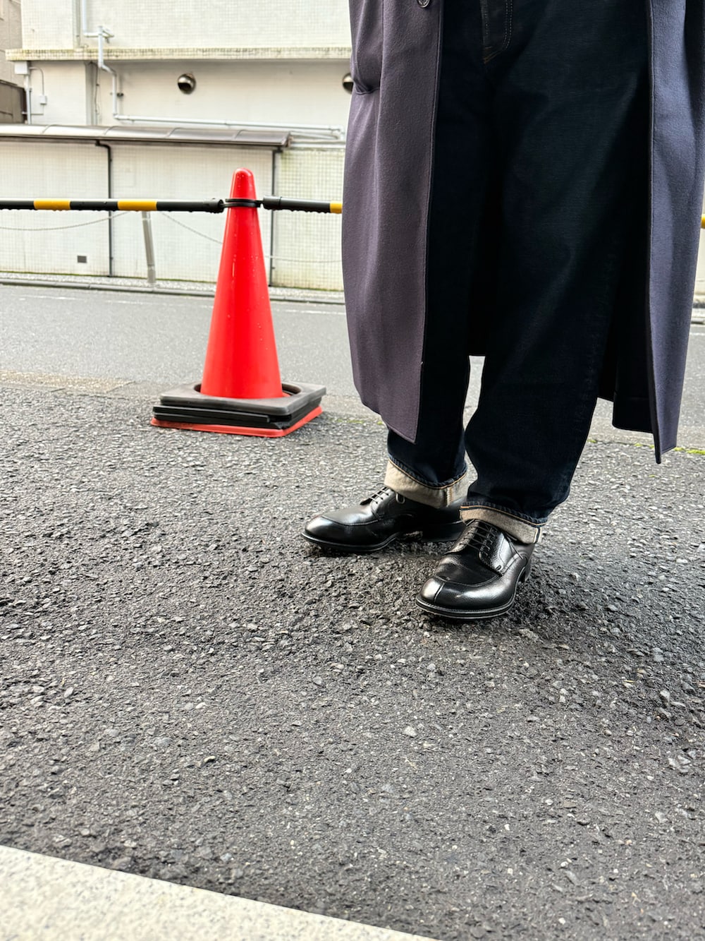 ブルー系のその他アウター、ブルー系のデニムパンツ、ブラック系のドレスシューズを着用したメンズの秋コーディネートの5枚目の写真