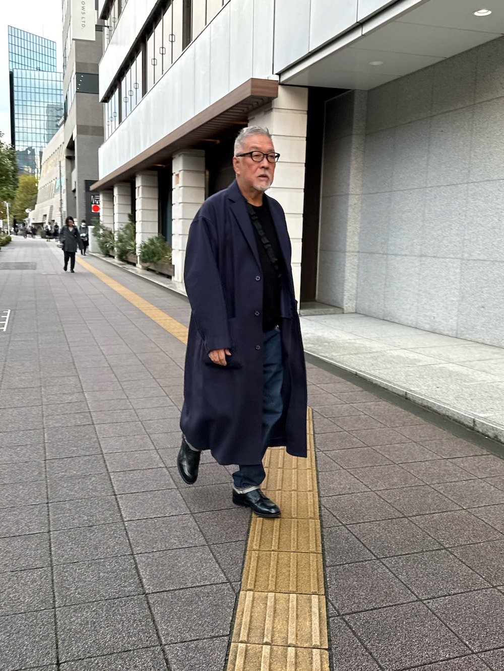 ブルー系のその他アウター、ブルー系のデニムパンツ、ブラック系のドレスシューズを着用したメンズの秋コーディネートの3枚目の写真