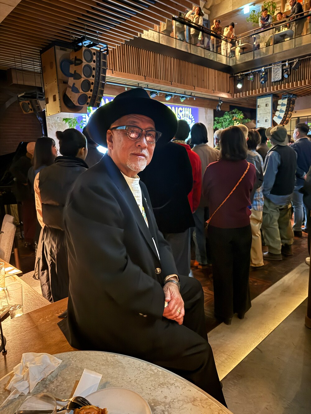 ホワイト系のシャツ/ブラウス、ブラック系のテーラードジャケット、ブラック系のブーツを着用したメンズの秋コーディネートの2枚目の写真