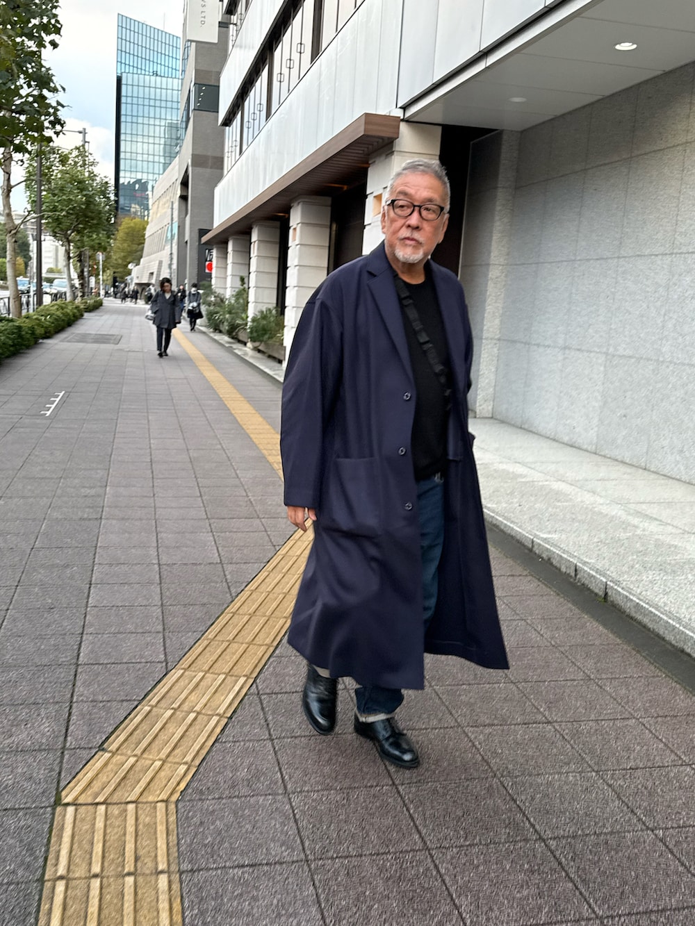 ブルー系のその他アウター、ブルー系のデニムパンツ、ブラック系のドレスシューズを着用したメンズの秋コーディネートの2枚目の写真