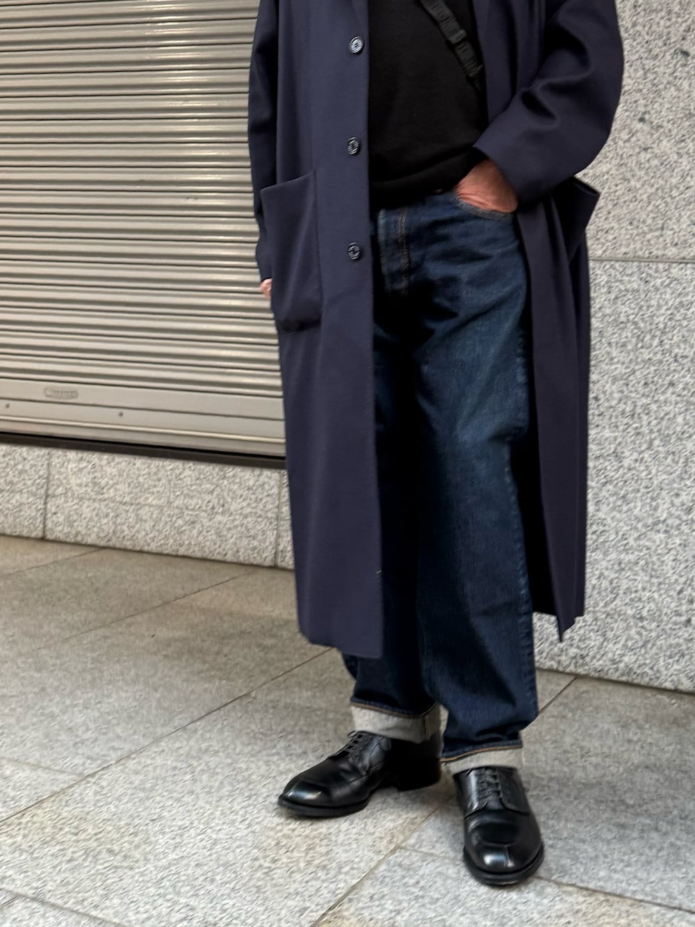 ブルー系のその他アウター、ブルー系のデニムパンツ、ブラック系のドレスシューズを着用したメンズの秋コーディネートの4枚目の写真