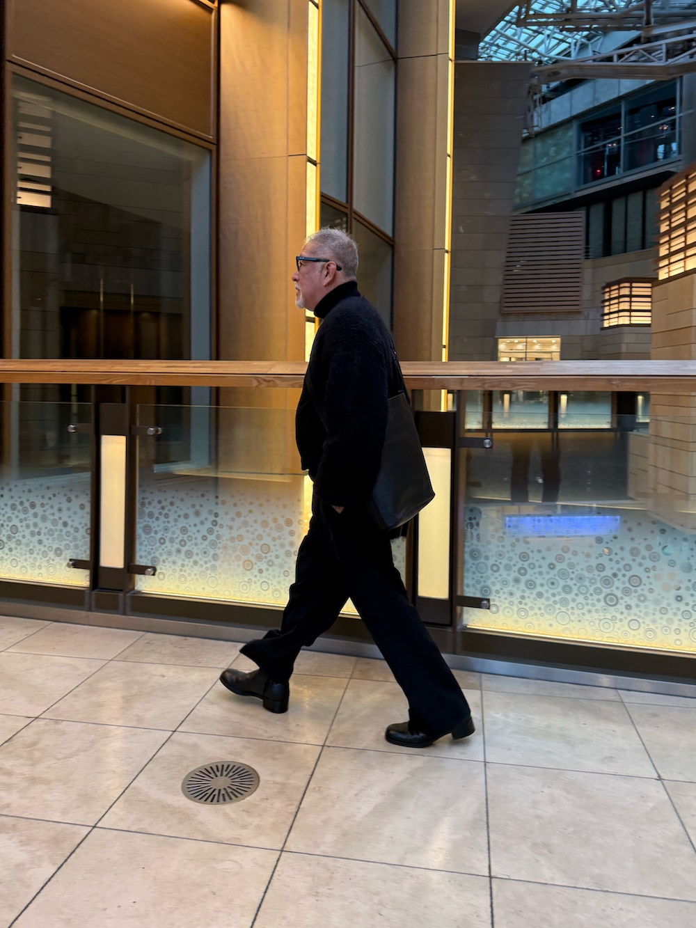 ブラック系のショルダーバッグ、ブラック系のカーディガン/ボレロ、ブラック系のスラックスを着用したメンズの冬コーディネートの3枚目の写真