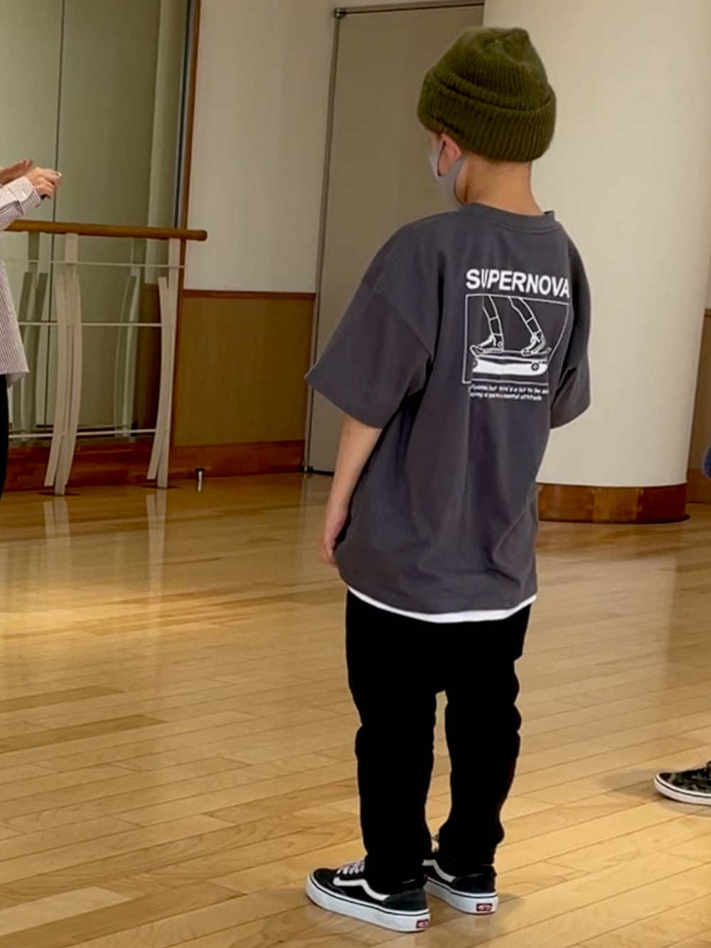 ブラック系のその他パンツ、グレー系のTシャツ/カットソーを着用したキッズの春コーディネートの2枚目の写真