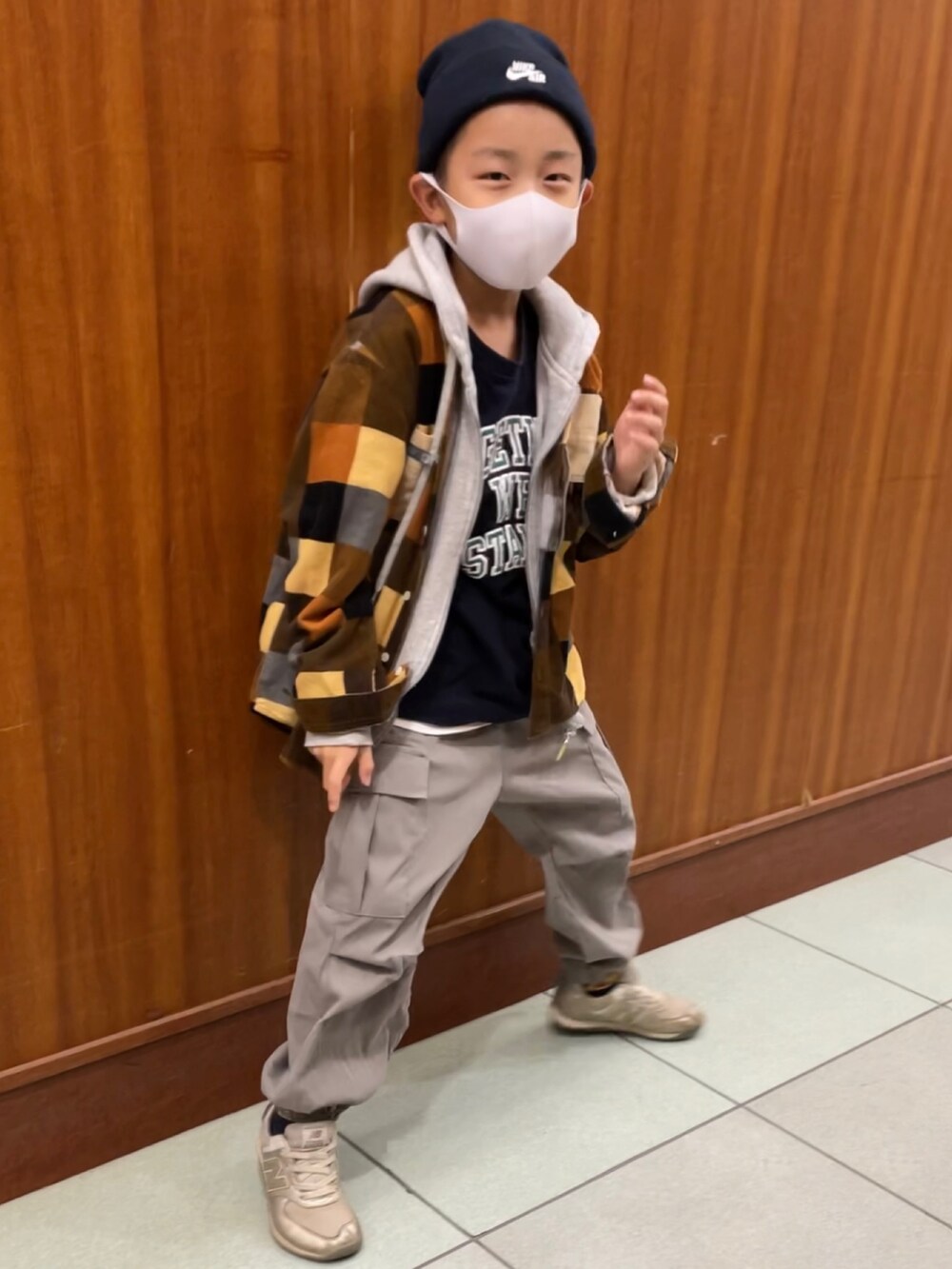 グレー系のカーゴパンツ、ブルー系のニットキャップ/ビーニーを着用したキッズの春コーディネートの2枚目の写真