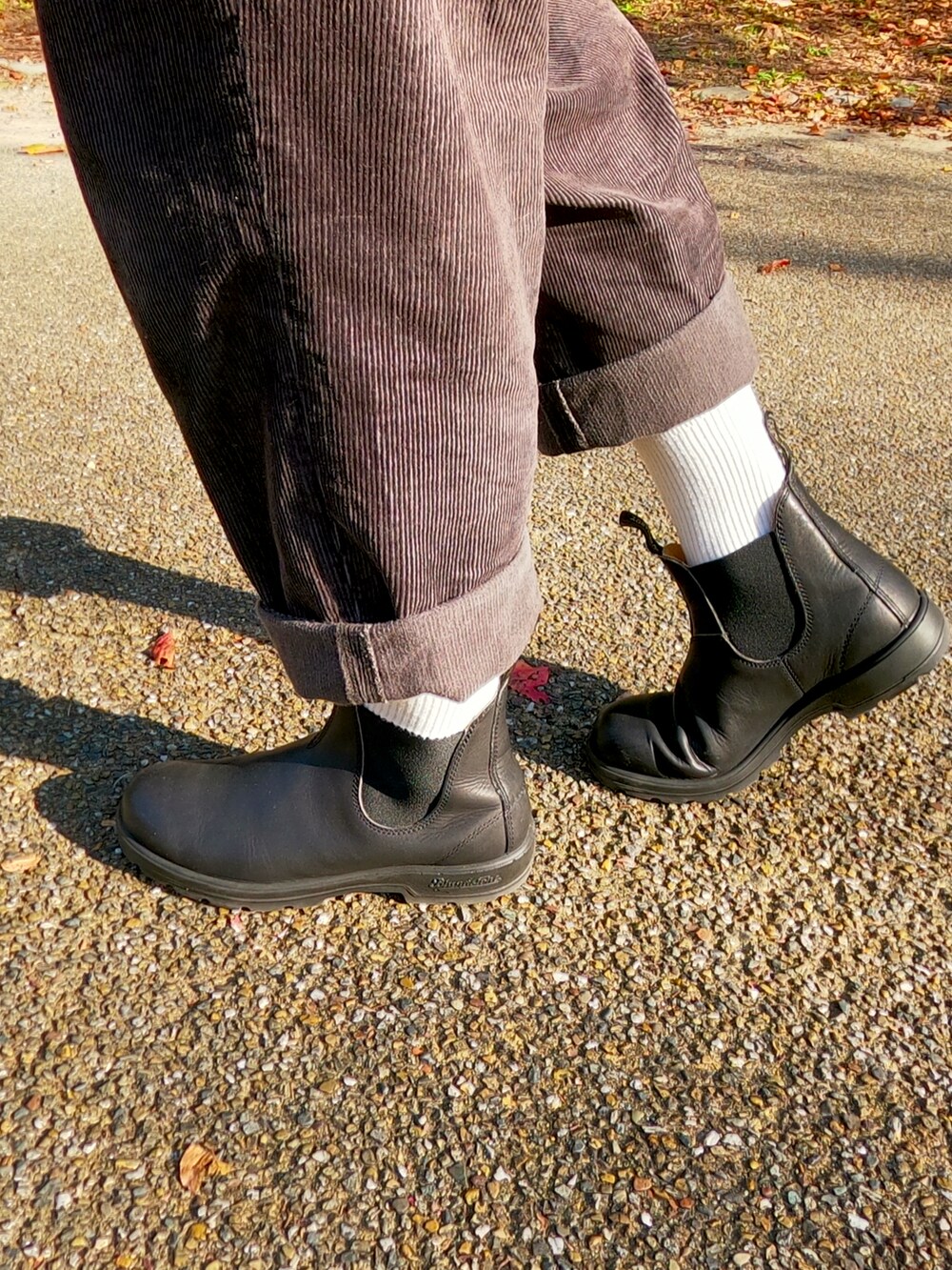 ベージュ系のシャツ/ブラウス、ブラウン系のテーラードジャケット、ブラック系のブーツを着用したメンズの秋コーディネートの4枚目の写真