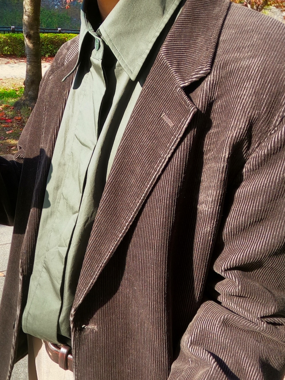 ブラウン系のテーラードジャケット、ベージュ系のスラックス、ブラック系のドレスシューズを着用したメンズの秋コーディネートの3枚目の写真