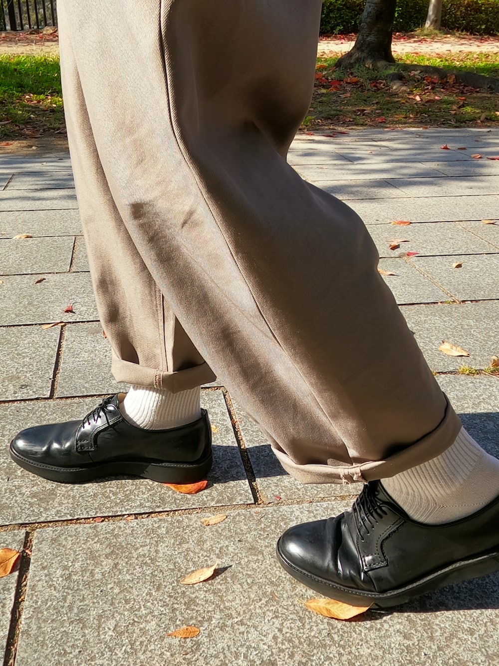 ブラウン系のテーラードジャケット、ベージュ系のスラックス、ブラック系のドレスシューズを着用したメンズの秋コーディネートの5枚目の写真