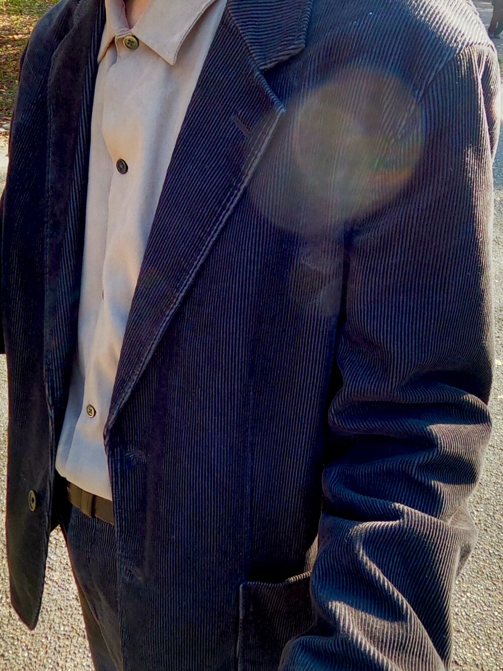 ベージュ系のシャツ/ブラウス、ブラウン系のテーラードジャケット、ブラック系のブーツを着用したメンズの秋コーディネートの3枚目の写真