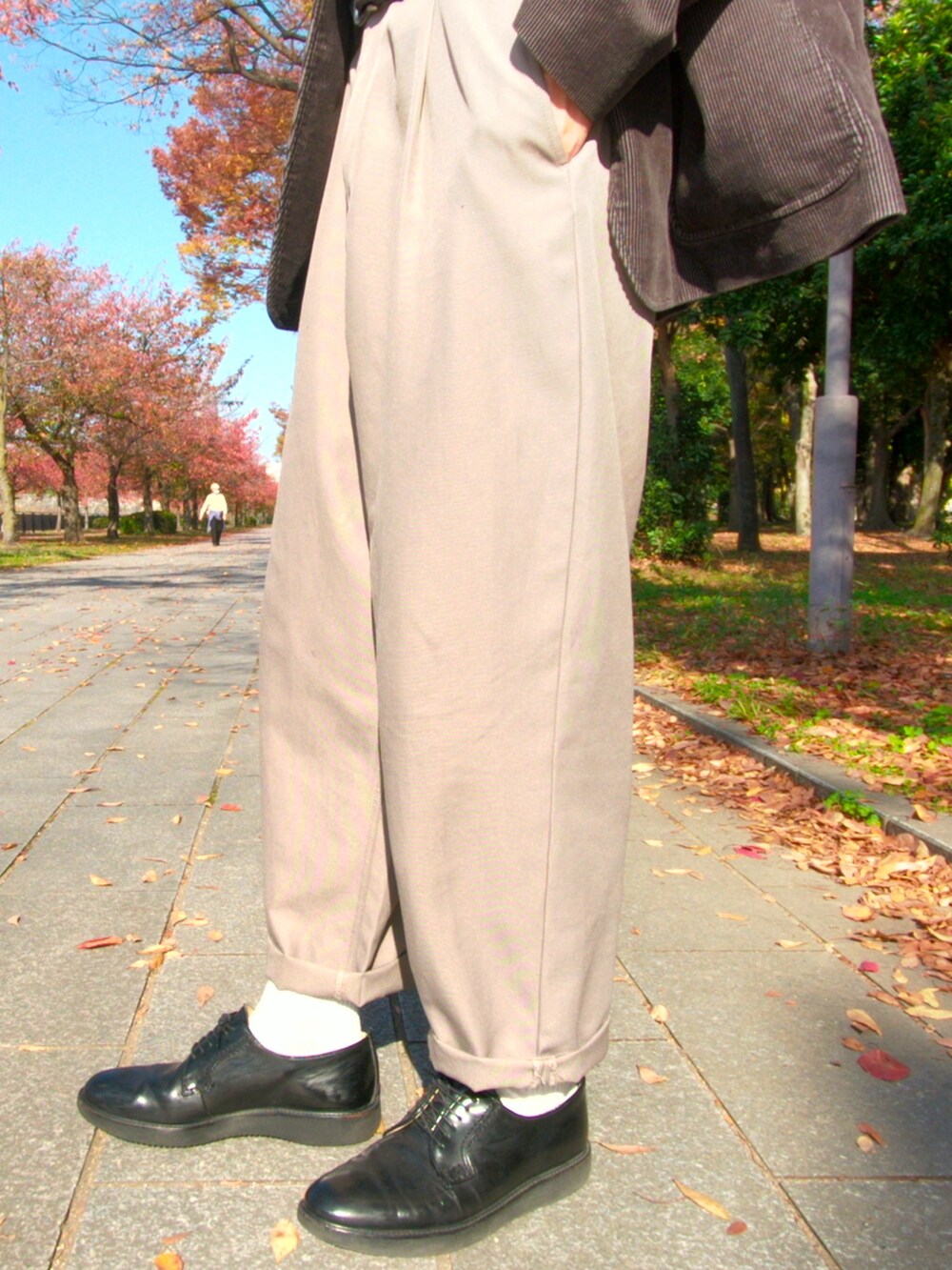 ブラウン系のテーラードジャケット、ベージュ系のスラックス、ブラック系のドレスシューズを着用したメンズの秋コーディネートの4枚目の写真