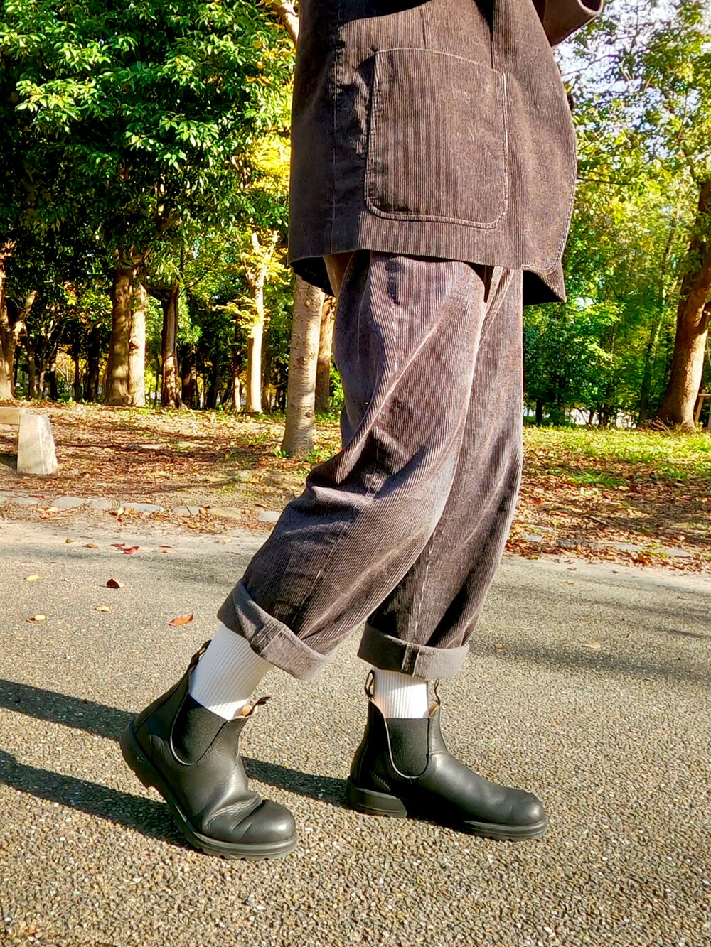 ベージュ系のシャツ/ブラウス、ブラウン系のテーラードジャケット、ブラック系のブーツを着用したメンズの秋コーディネートの2枚目の写真