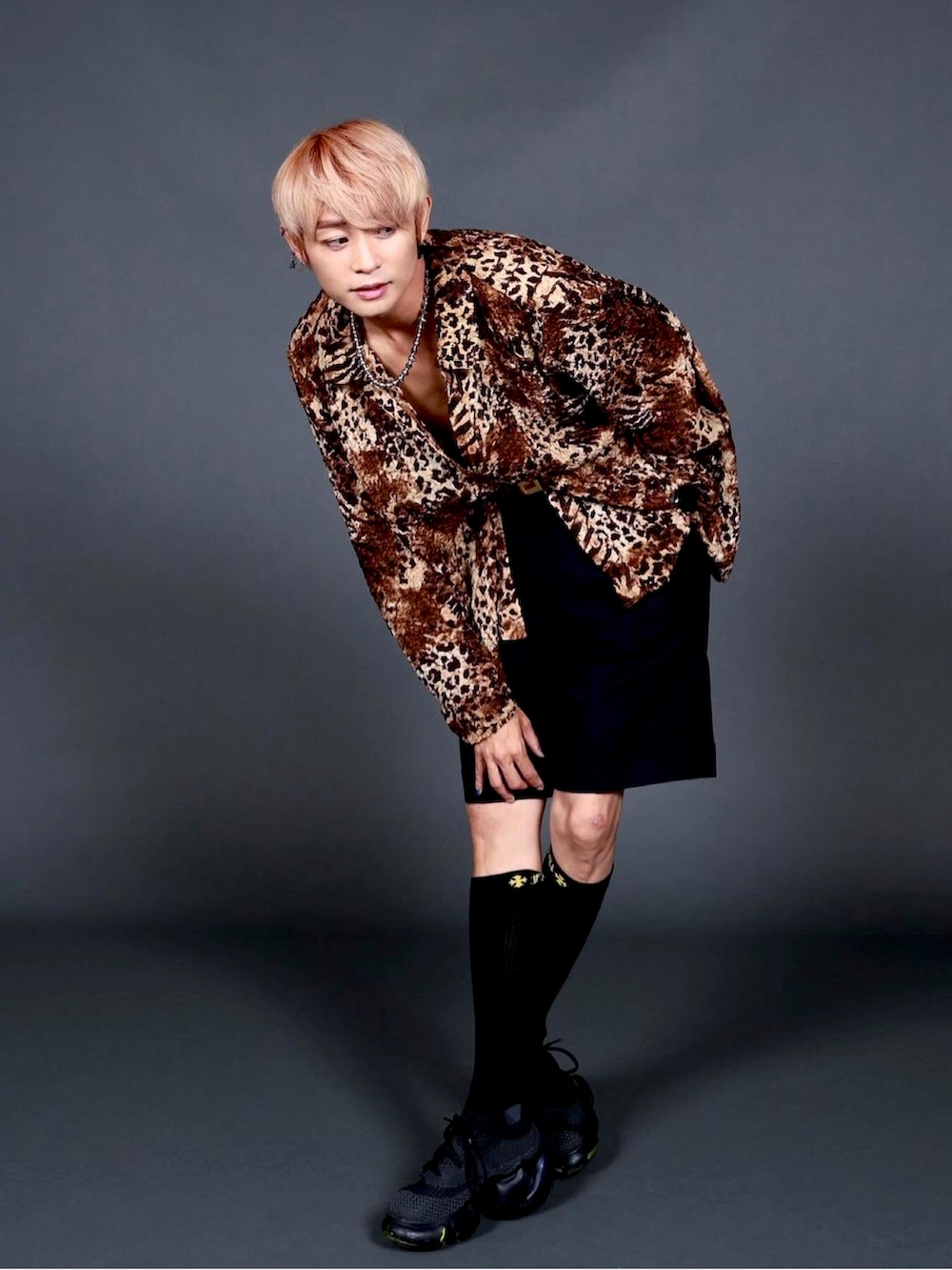 ブラック系のスニーカー、ブラック系のその他パンツ、ブラック系のソックス/靴下を着用したメンズの秋コーディネートの2枚目の写真