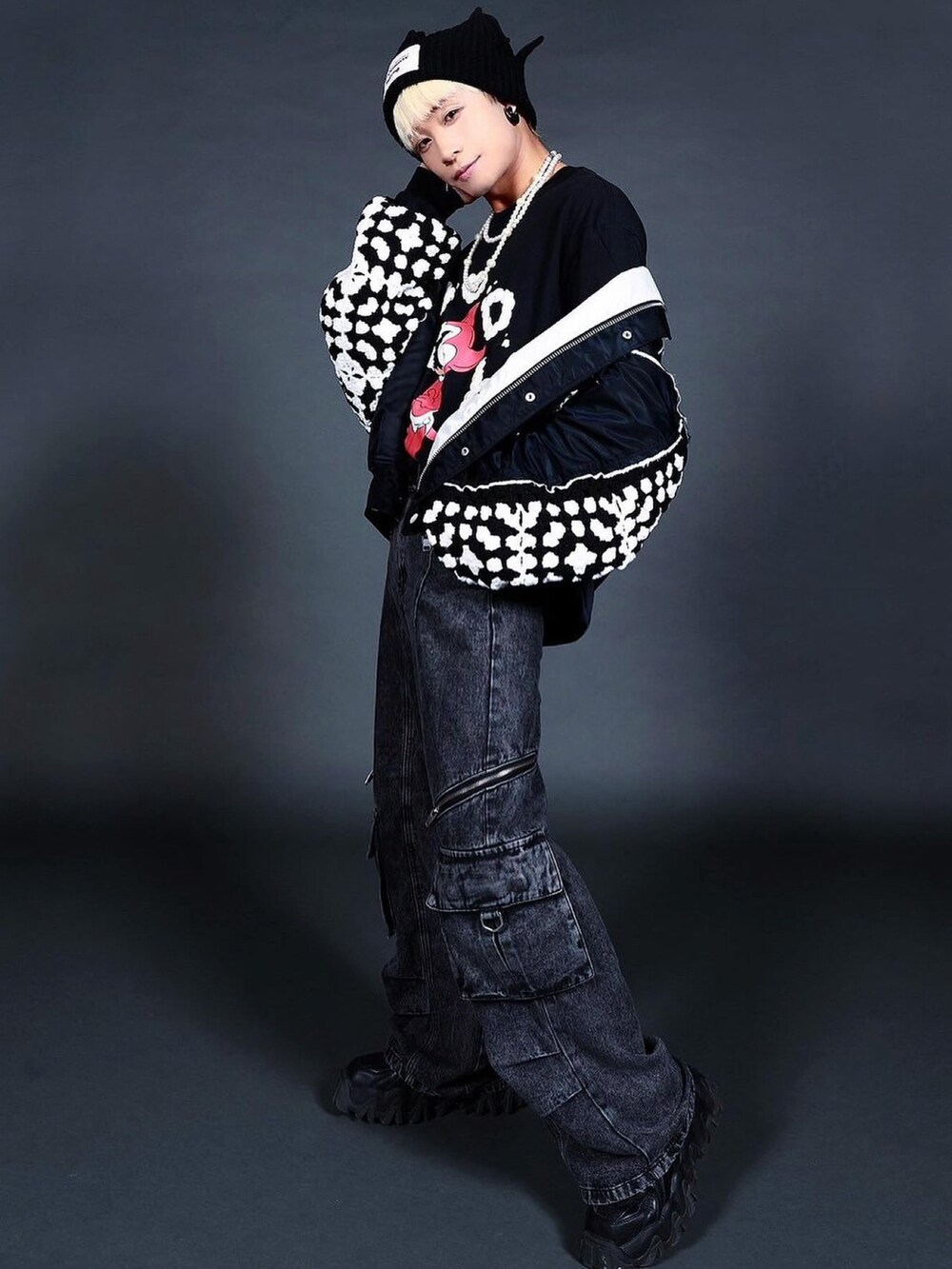 ブラック系のMA-1、ホワイト系のスニーカー、ブラック系のニットキャップ/ビーニーを着用したメンズの秋コーディネートの2枚目の写真