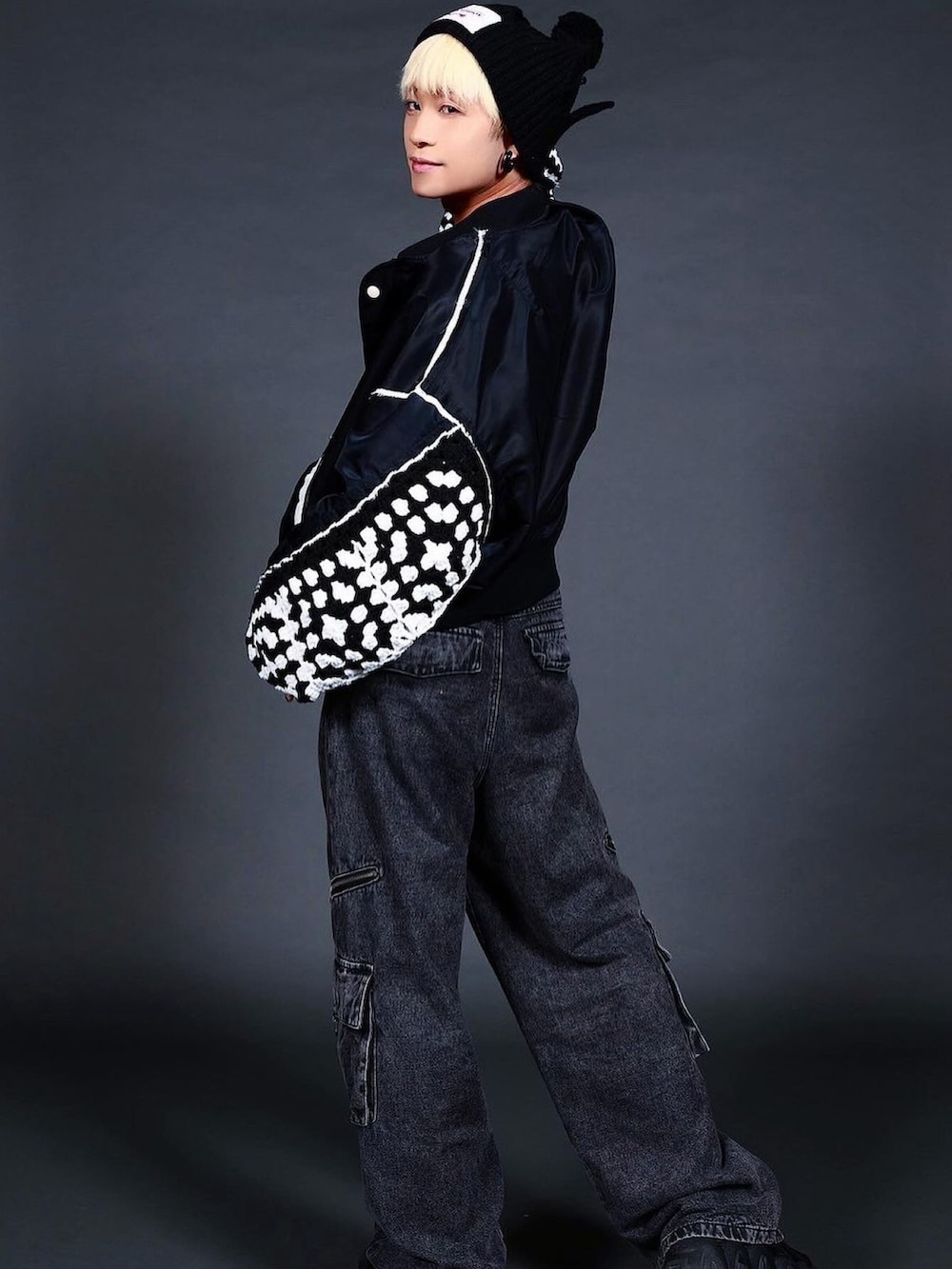 ブラック系のMA-1、ホワイト系のスニーカー、ブラック系のニットキャップ/ビーニーを着用したメンズの秋コーディネートの3枚目の写真