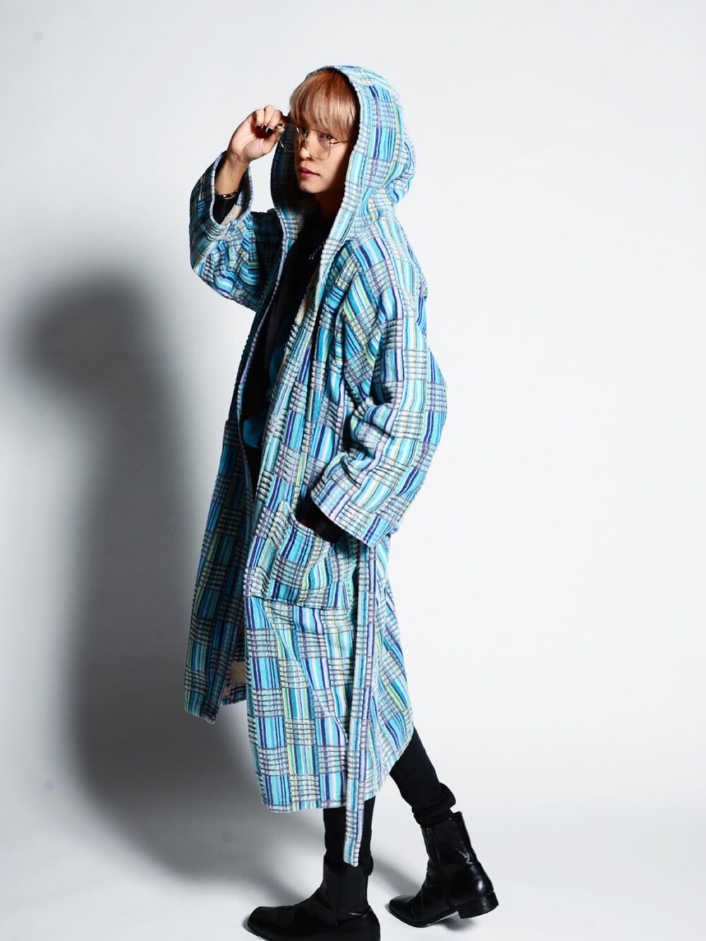 ブラック系のデニムパンツ、ブルー系のベスト、ゴールド系のベルトを着用したメンズの冬コーディネートの5枚目の写真