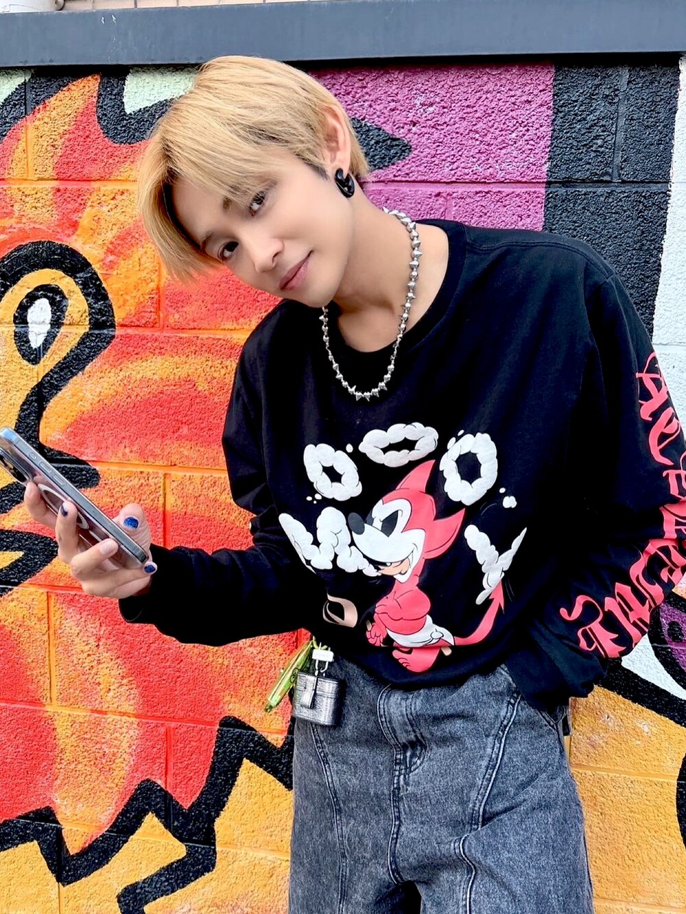 ブラック系のTシャツ/カットソー、ホワイト系のボストンバッグを着用したメンズの秋コーディネートの2枚目の写真