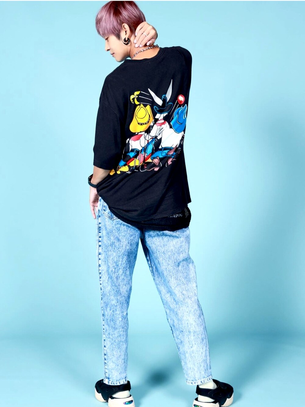 ブラック系のTシャツ/カットソーを着用したメンズの秋コーディネートの2枚目の写真