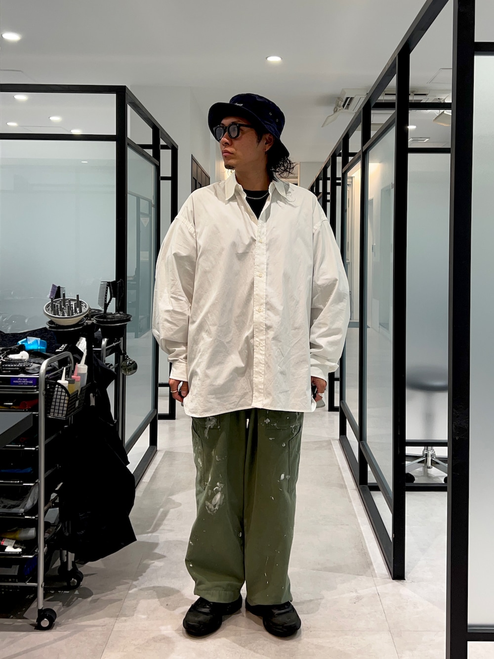 「ビッグシルエット、シンプル、ワイドパンツ、めがね、おしゃれさんと繋がりたい、バケットハット、仙台、美容師」｜「markaの【MARKA / マーカ】 BAKER PANTS PAINTED M23A-08 PT11C（カーゴパンツ、グリーン系）」を使った、NISIさん（メンズ・173cm）の秋コーディネートの3枚目の写真