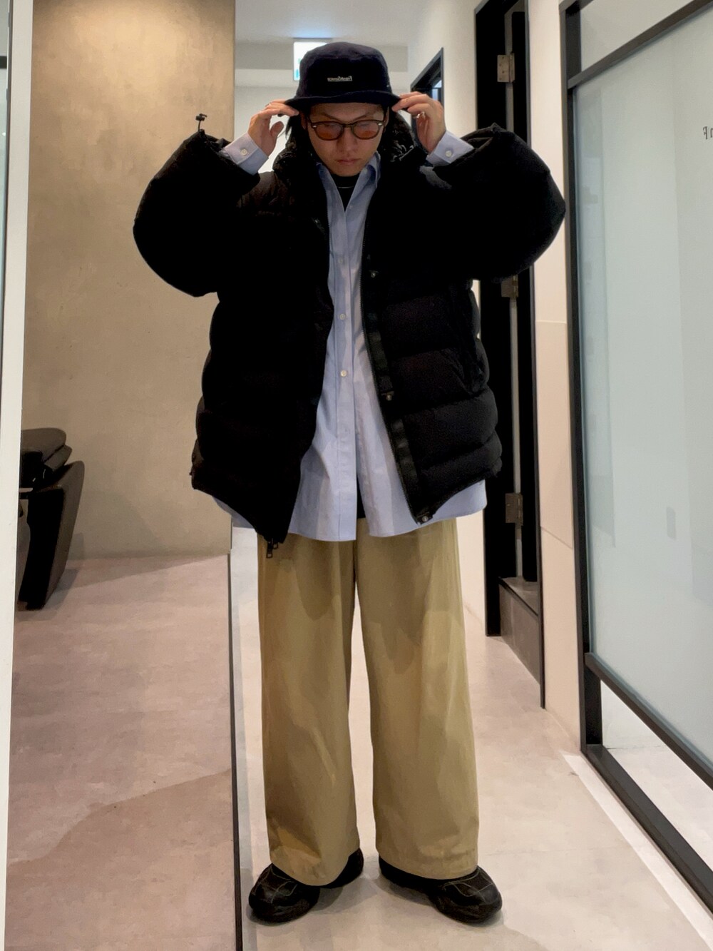 「新星WEARISTAにエントリー、秋冬コーデ、お洒落さんとつながりたい、大人コーデ、冬コーデ、ビッグシルエット、ワイドパンツ、ダウンジャケット、バケットハット、サングラス、シャツスタイル、仙台」｜「yoko sakamotoの【yoko sakamoto】 DOWN ANORAK（ダウンジャケット/コート、ブラック系）」を使った、NISIさん（メンズ・173cm）の冬コーディネートの2枚目の写真