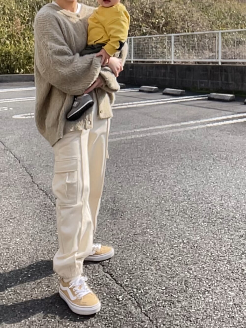 ホワイト系のカーゴパンツ、グリーン系のカーディガン/ボレロ、イエロー系のスニーカーを着用したレディースの春コーディネートの2枚目の写真