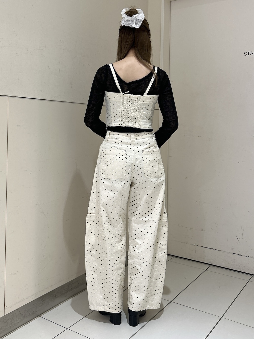ホワイト系のデニムパンツ、ホワイト系のシャツ/ブラウス、ブラウン系のハンドバッグを着用したレディースの春コーディネートの4枚目の写真