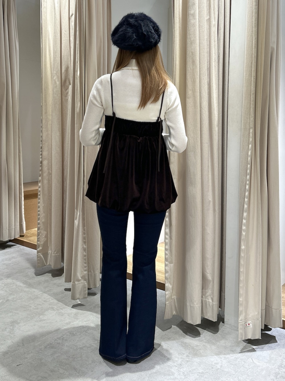 ブルー系のデニムパンツ、ブラウン系のシャツ/ブラウス、ホワイト系のニット/セーターを着用したレディースの秋コーディネートの3枚目の写真