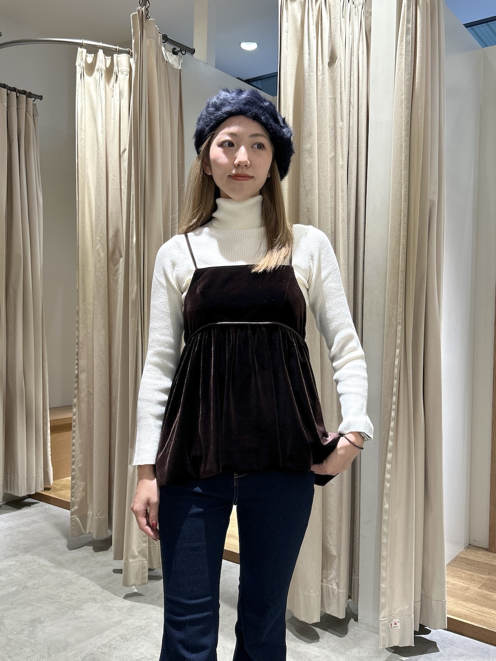 ブルー系のデニムパンツ、ブラウン系のシャツ/ブラウス、ホワイト系のニット/セーターを着用したレディースの秋コーディネートの4枚目の写真