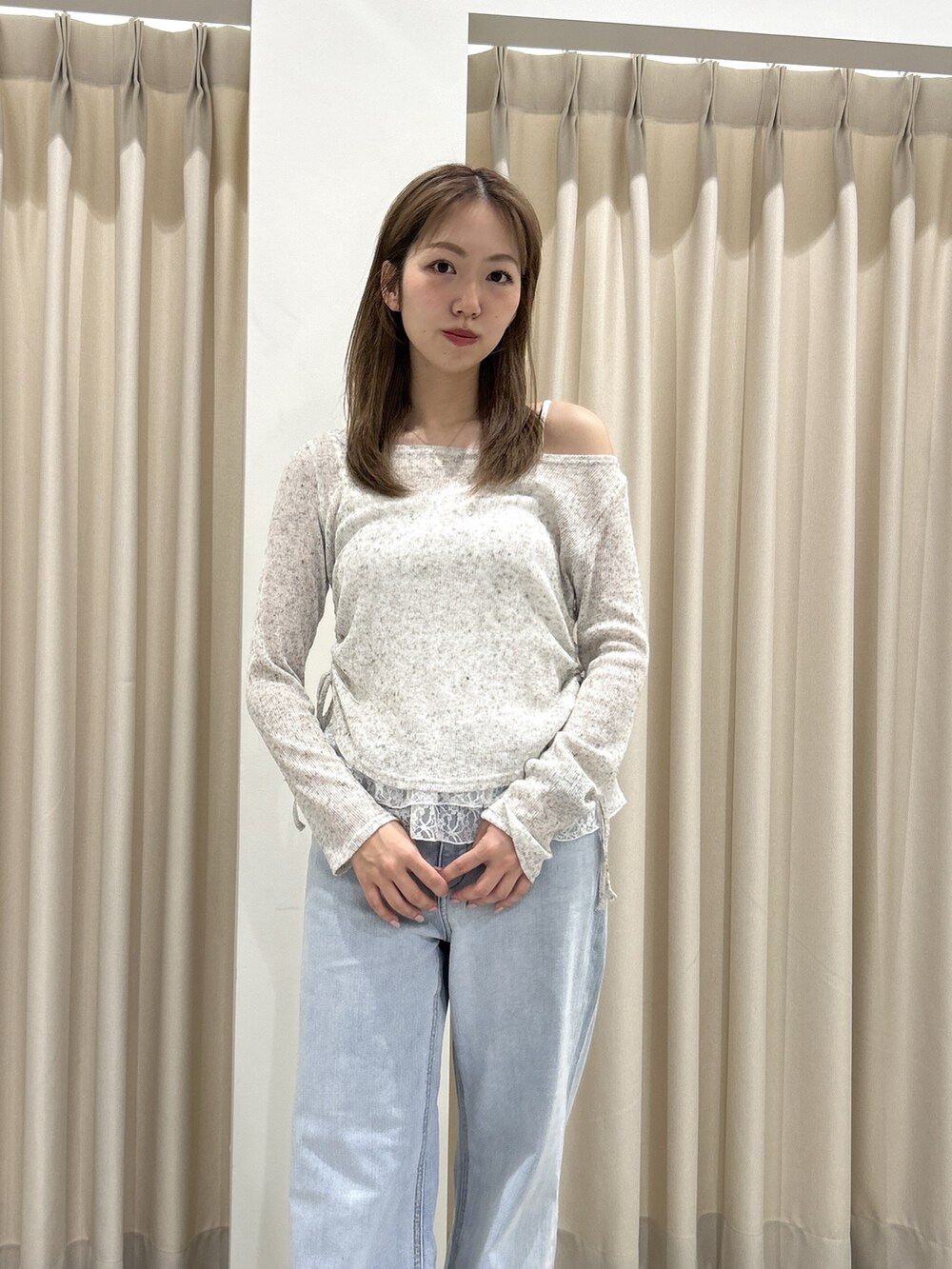ブルー系のデニムパンツ、ブラック系のハンドバッグ、ホワイト系のTシャツ/カットソーを着用したレディースの春コーディネートの4枚目の写真