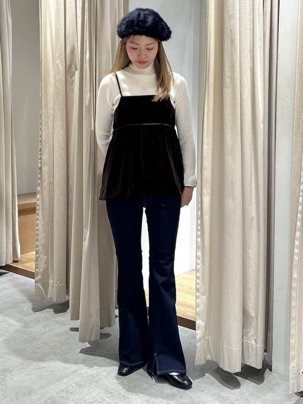 ブルー系のデニムパンツ、ブラウン系のシャツ/ブラウス、ホワイト系のニット/セーターを着用したレディースの秋コーディネートの2枚目の写真