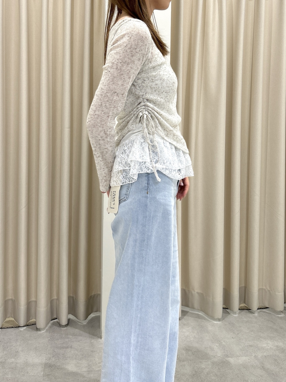 ブルー系のデニムパンツ、ブラック系のハンドバッグ、ホワイト系のTシャツ/カットソーを着用したレディースの春コーディネートの3枚目の写真