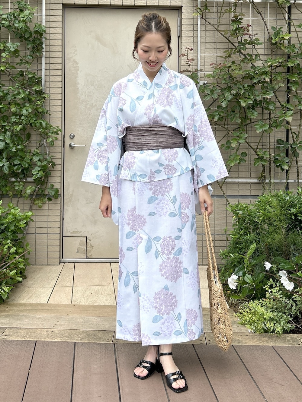ブラック系のサンダル、ベージュ系の浴衣を着用したレディースの夏コーディネートの6枚目の写真