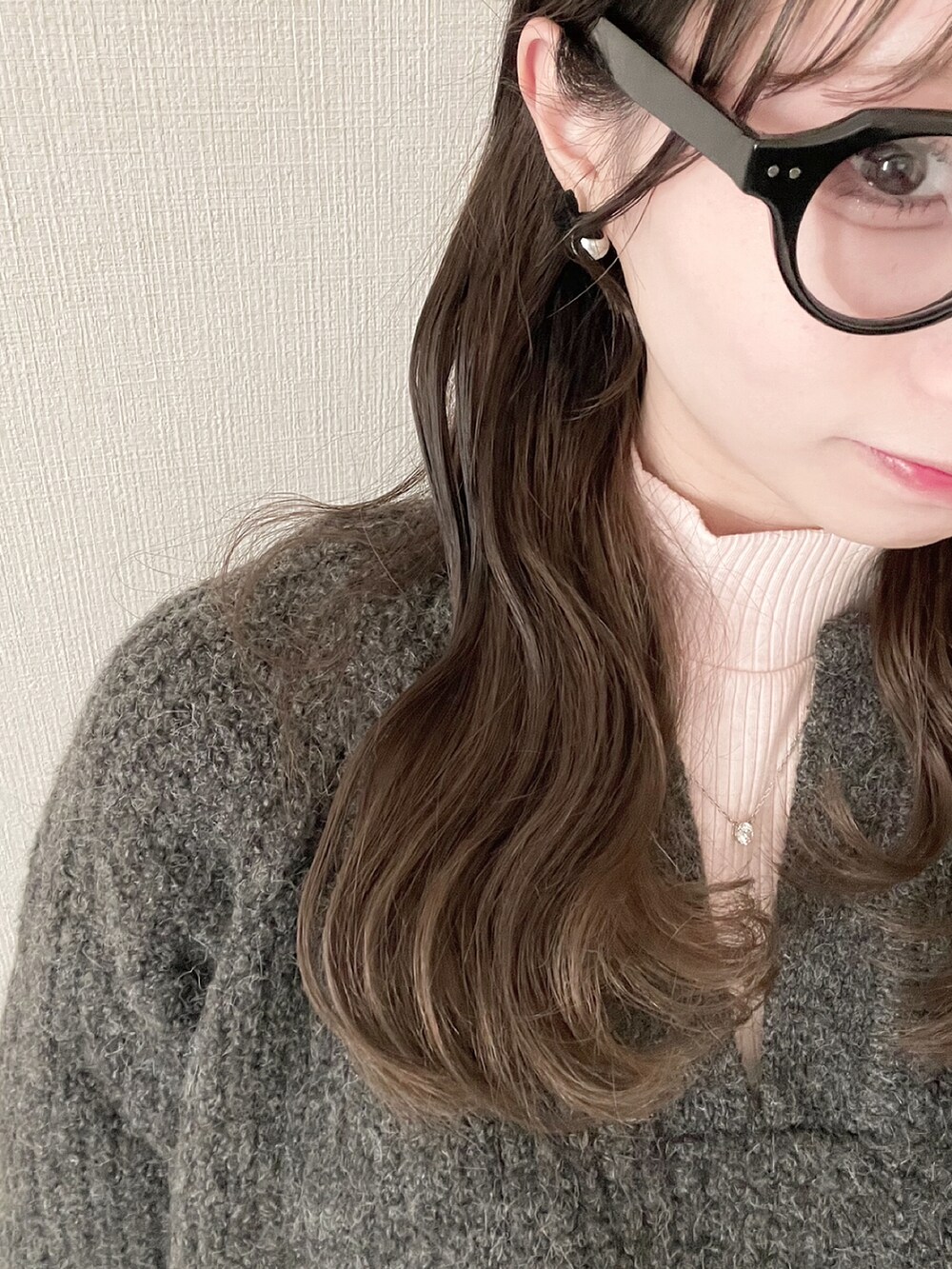 グレー系のニット/セーター、ピンク系のニット/セーター、ホワイト系のスカートを着用したレディースの春コーディネートの2枚目の写真