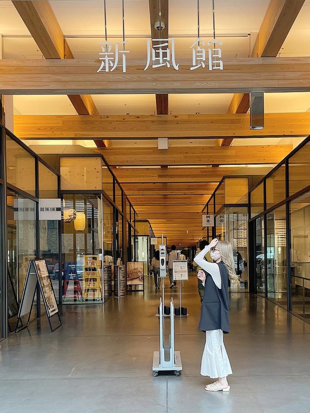 ホワイト系のスカート、ホワイト系のサンダル、ベージュ系のその他を着用したレディースの夏コーディネートの2枚目の写真