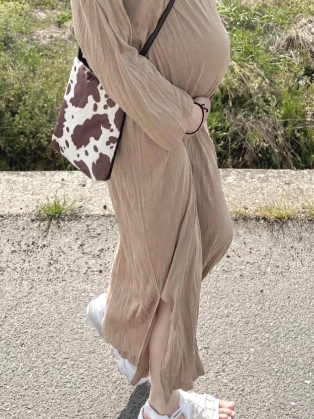「ワンピース、ワンピーススタイル、キャップ、ハイトーンカラー、淡色コーデ、淡色女子、ラフ、妊婦コーデ、ショルダーバッグ、マタニティ、マタニティコーデ、妊娠10ヶ月、散歩、お散歩コーデ、ベージュコーデ」｜「instagramのhttps://www.instagram.com/_tomatomato__（その他、ベージュ系）」を使った、rimさん（レディース・157cm）の春コーディネートの2枚目の写真