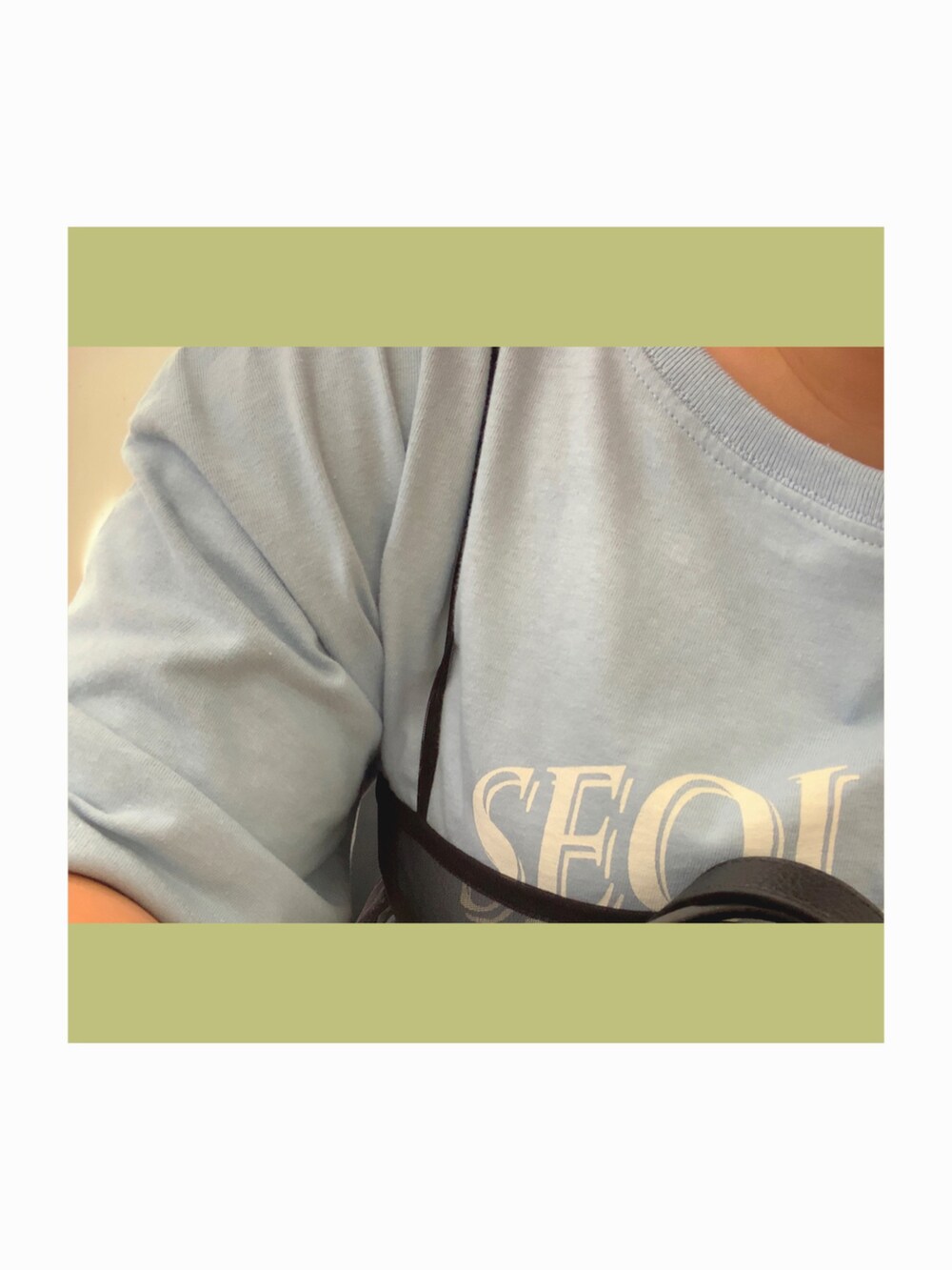 ブラック系のデニムパンツ、ブルー系のTシャツ/カットソー、ブラック系のキャミソールを着用したレディースの秋コーディネートの2枚目の写真