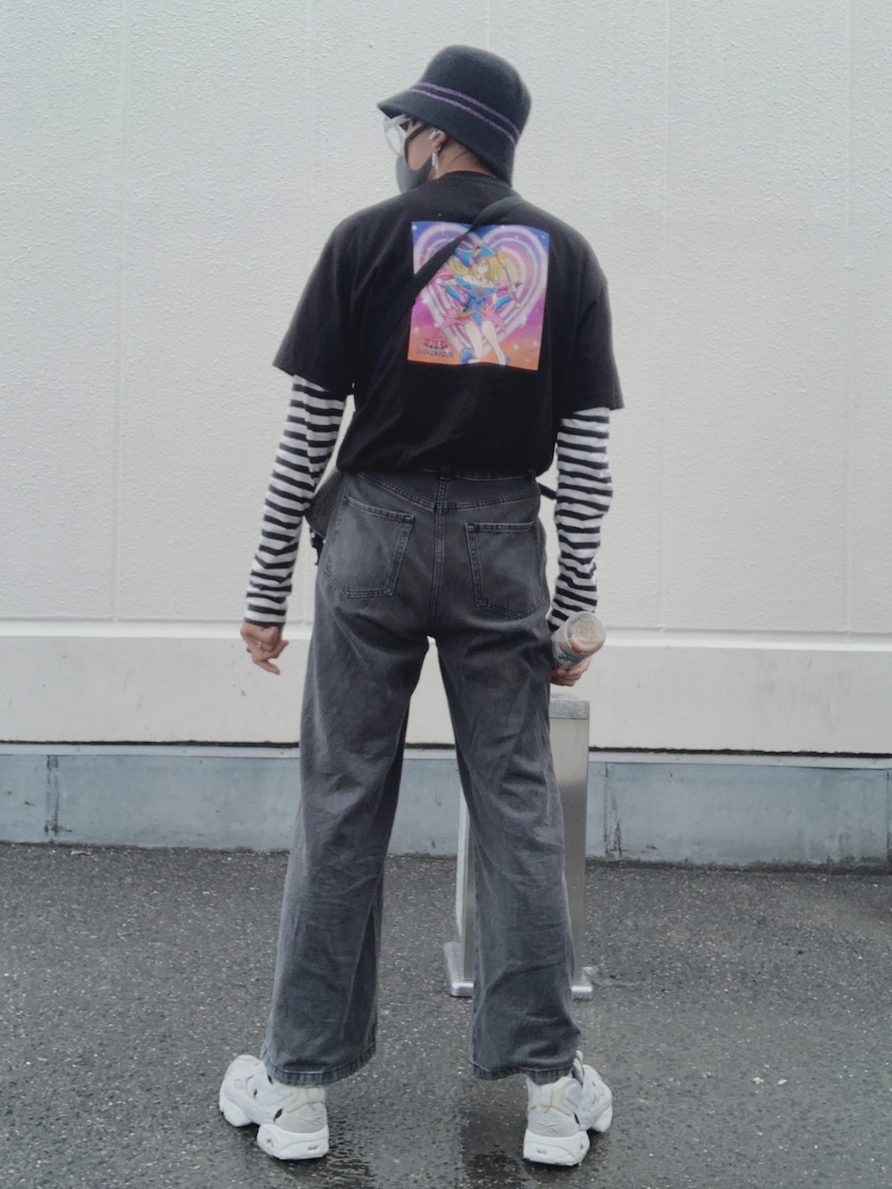 ブラック系のTシャツ/カットソー、ブラック系のデニムパンツ、ホワイト系のTシャツ/カットソーを着用したメンズの夏コーディネートの2枚目の写真