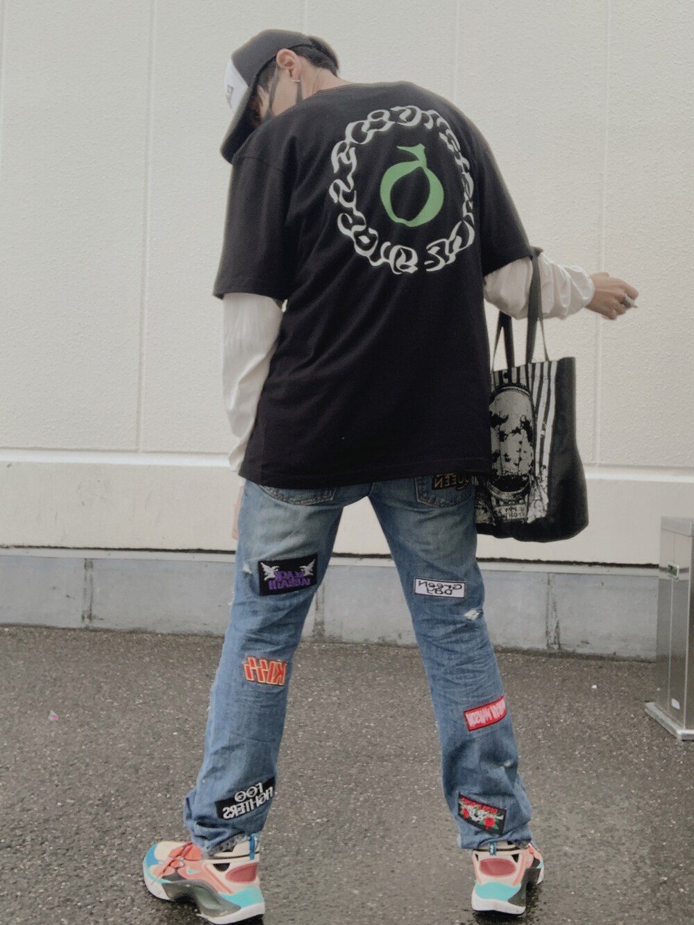 ブラック系のTシャツ/カットソー、ブルー系のデニムパンツ、その他のスニーカーを着用したメンズの春コーディネートの2枚目の写真