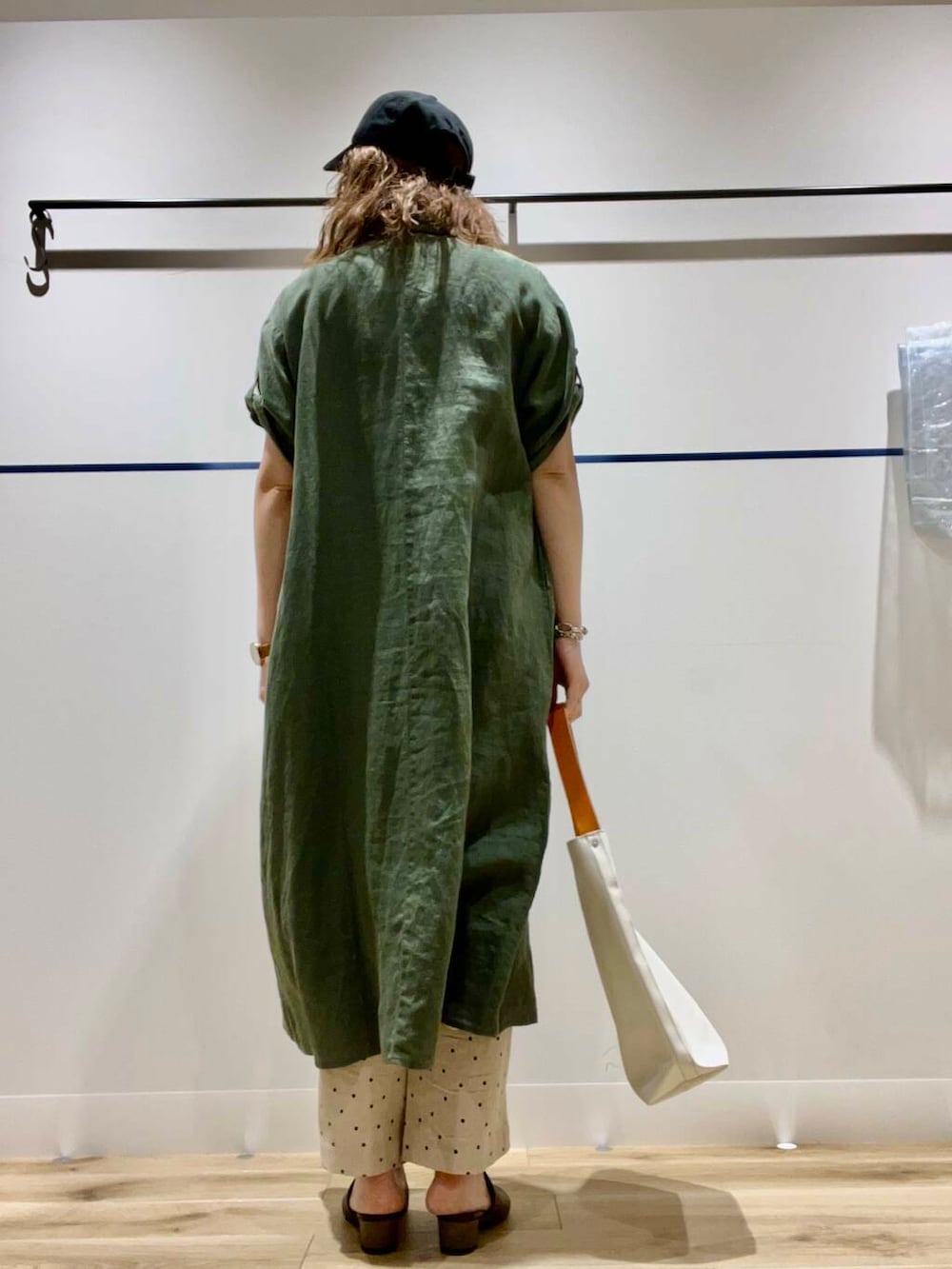 ホワイト系のトートバッグ、ブラック系のタンクトップ、ベージュ系のその他パンツを着用したレディースの夏コーディネートの3枚目の写真