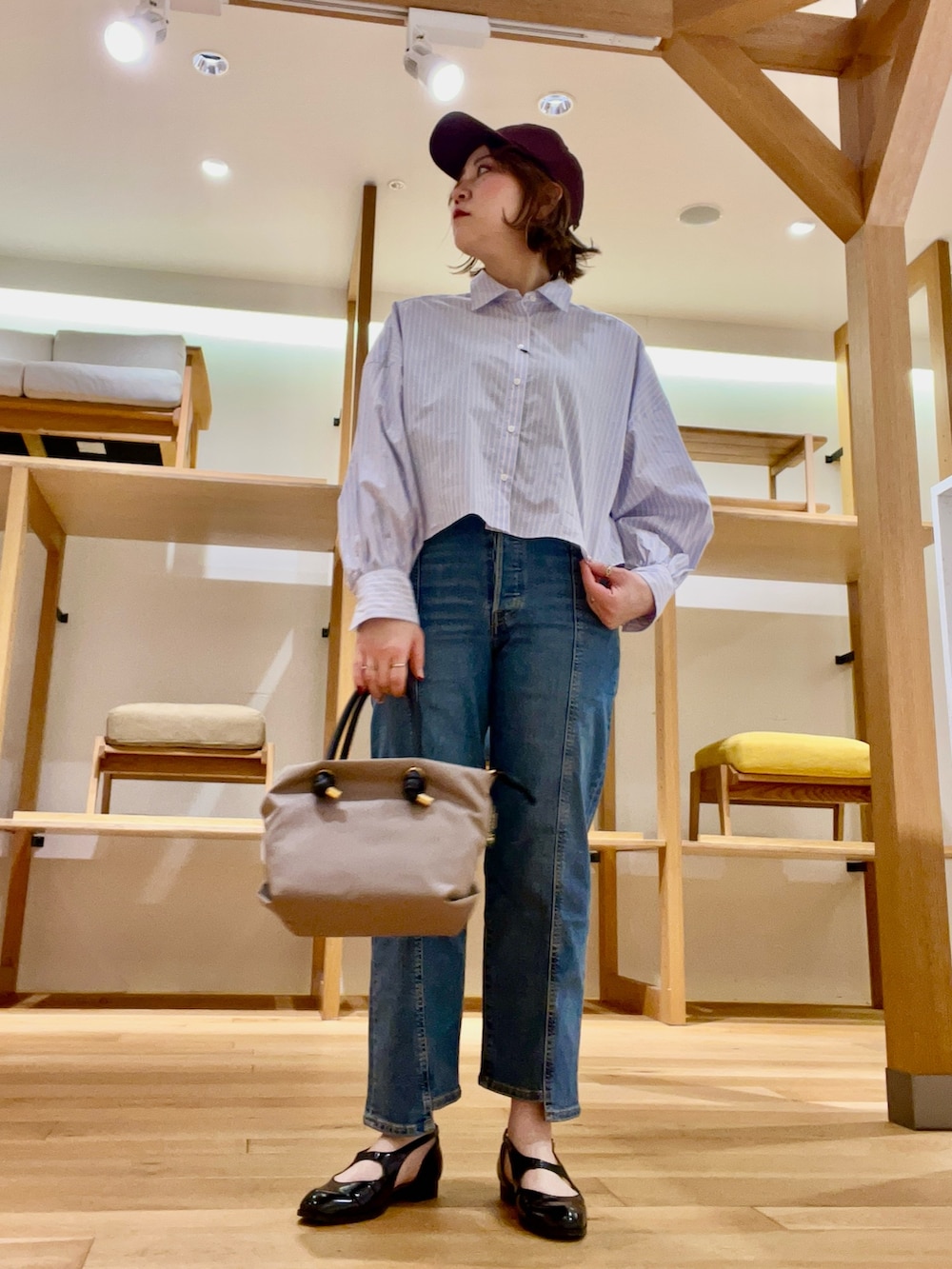 ベージュ系のトートバッグ、ベージュ系のトレンチコート、その他のシャツ/ブラウスを着用したレディースの冬コーディネートの4枚目の写真