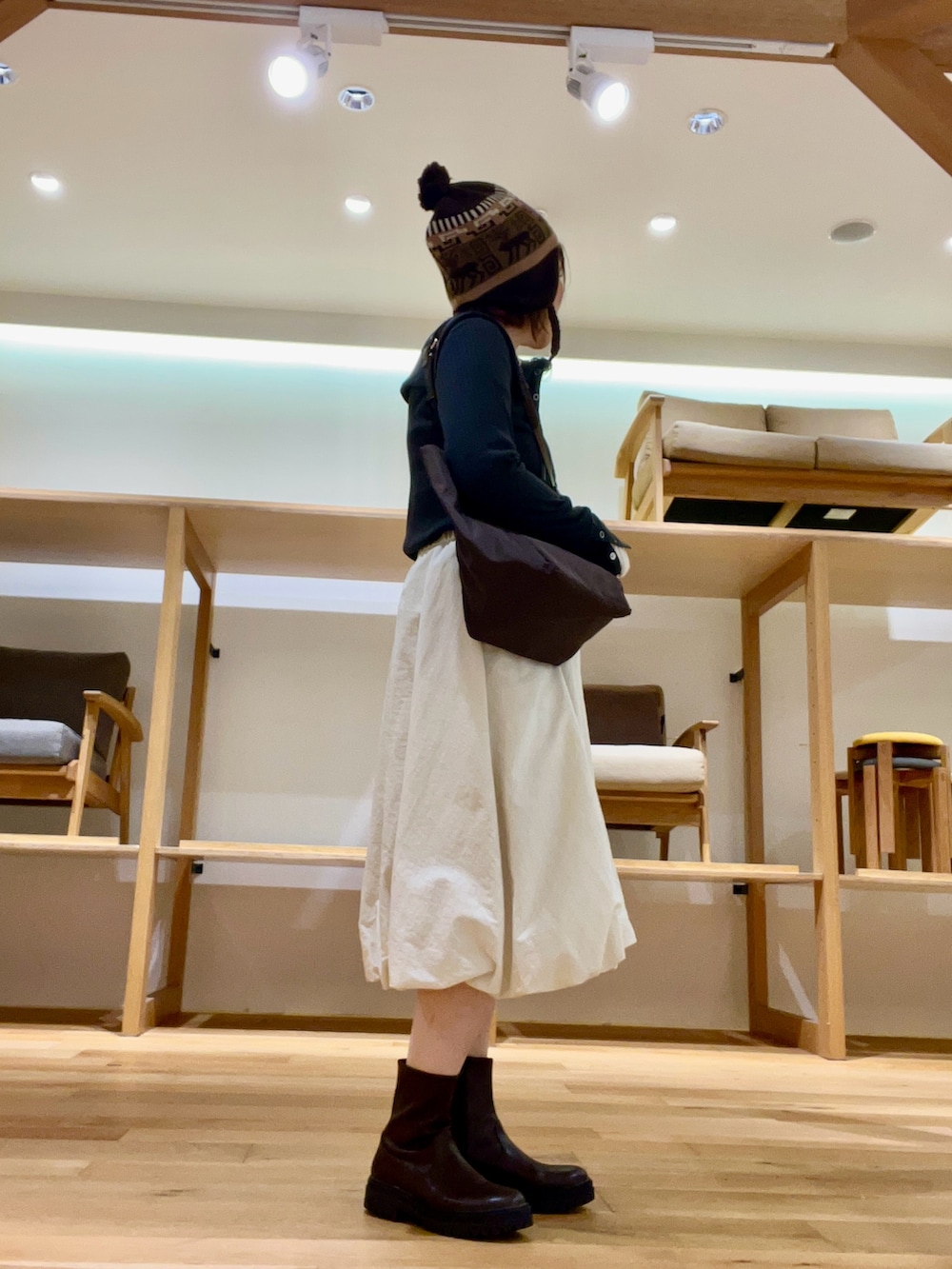 ブラウン系のトートバッグ、グリーン系のその他アウター、ホワイト系のトップスを着用したレディースの秋コーディネートの6枚目の写真