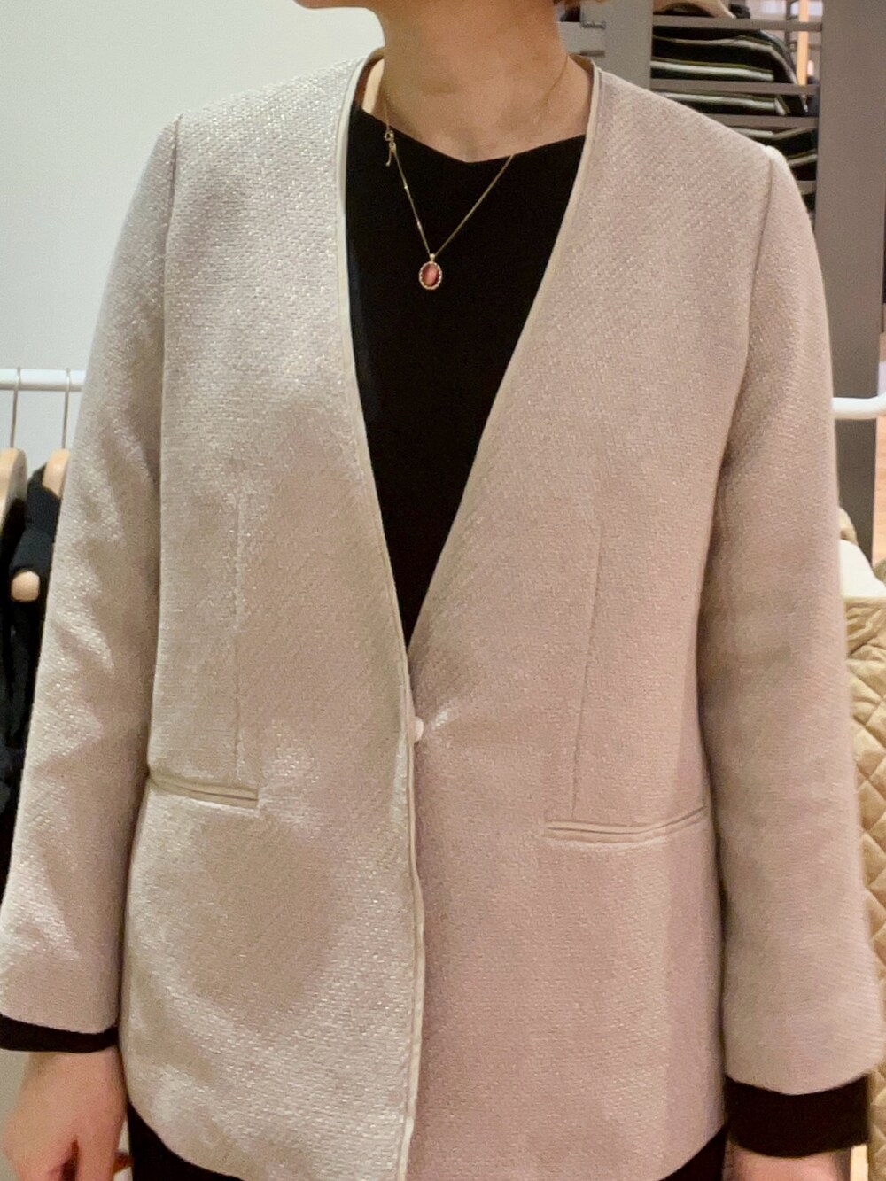 ブルー系のシャツ/ブラウス、ベージュ系のノーカラージャケット、グレー系のトートバッグを着用したレディースの冬コーディネートの2枚目の写真