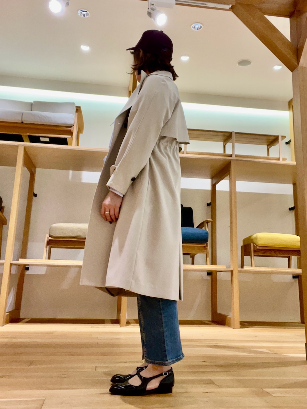 ベージュ系のトートバッグ、ベージュ系のトレンチコート、その他のシャツ/ブラウスを着用したレディースの冬コーディネートの2枚目の写真