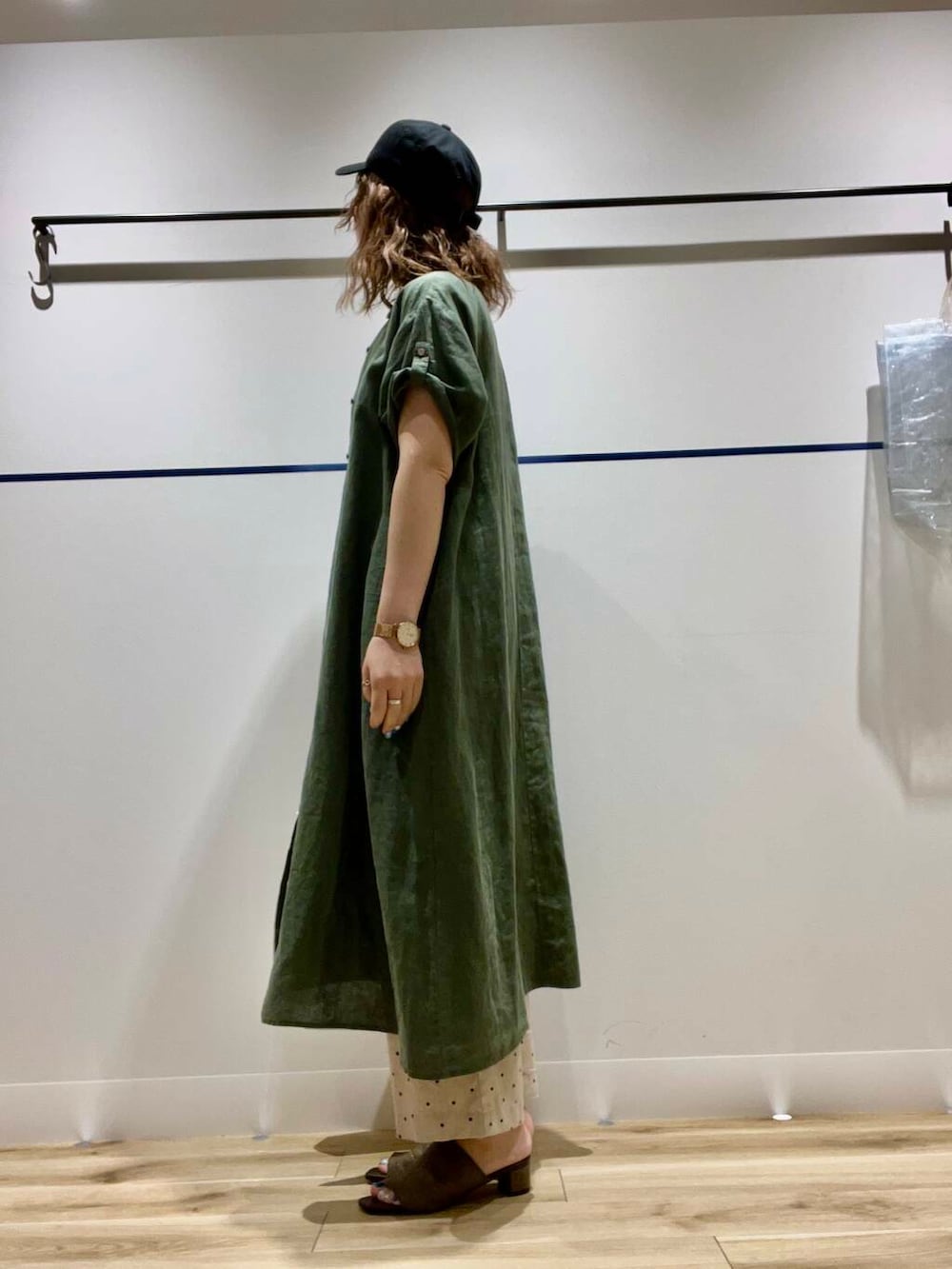 ホワイト系のトートバッグ、ブラック系のタンクトップ、ベージュ系のその他パンツを着用したレディースの夏コーディネートの2枚目の写真