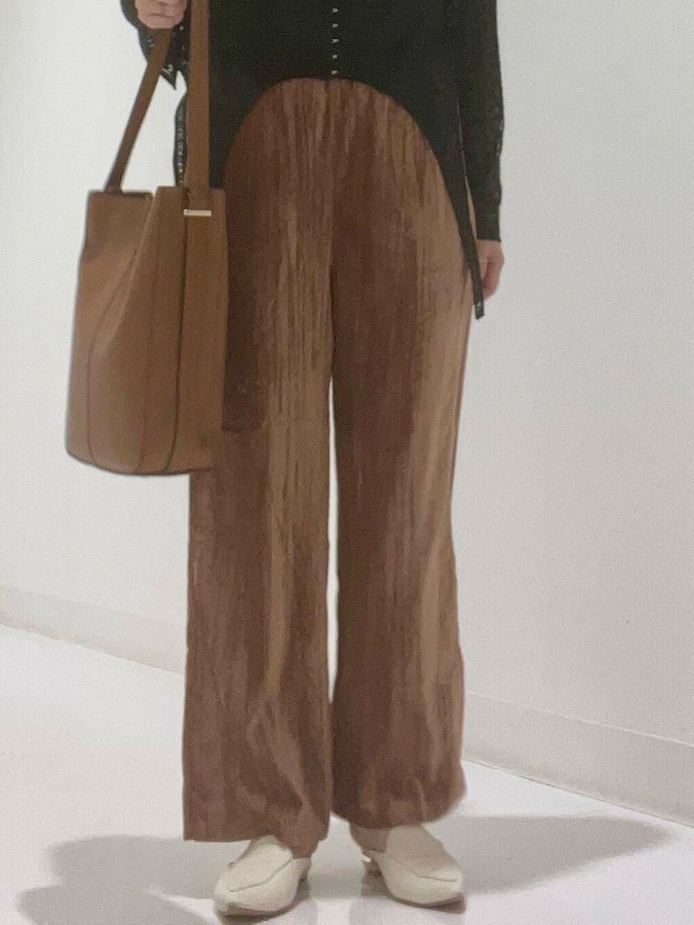 ブラウン系のトートバッグ、ピンク系のその他パンツ、グレー系のタンクトップを着用したレディースの秋コーディネートの4枚目の写真